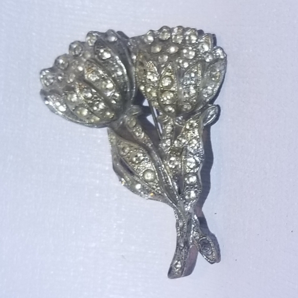 Vintage silvertone flower brooch - Picture 3 of 10